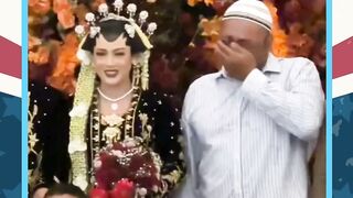 Alasan cowok ketawa tutup mulut ????