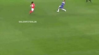 Saat Benfica mengerahkan hampir semua pemain ke depan untuk mendapatkan tendangan sudut di menit-menit akhir