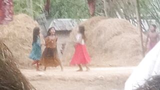 ছোট বাচ্চার নাচতেছে