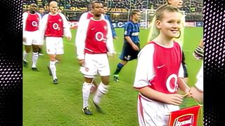 Momen magis saat sang legenda Thierry Henry mengacak-acak pertahanan Inter Milan di San Siro. ????⚪️