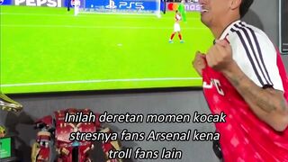 Disenyumin aja walau hati menjerit" nih buat para fans Arsenal!