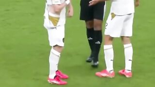 Netizen ramai-ramai menyentil kualitas jersey timnas Ceko