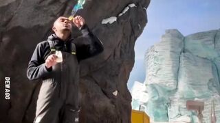 PDKT Jalur Gelembung Sabun, Aksi Zookeeper Ini Sukses Bikin Penguin Kepo Maksimal!