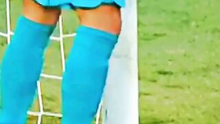 Seorang Kiper Memperbaiki Tiang Gawangnya Sendiri ????????