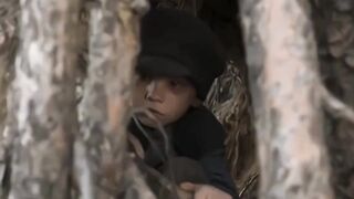 Rumah dibakar habis oleh Nazi, anak sekecil ini terpaksa bertahan hidup sendirian di hutan!