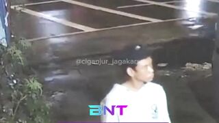 Makin Ke Sini Makin Ke Sana! Sebelum Gasak 2 ECU Mobil di Lenteng Agung, Maling Ini Terekam CCTV Lakukan Aksi Tak Pantas