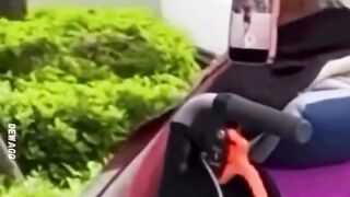 Definisi 'Tripod Berjalan': Niat Eksis Bikin Konten, Bahu Kakek Malah Jadi Korban Sandaran HP!
