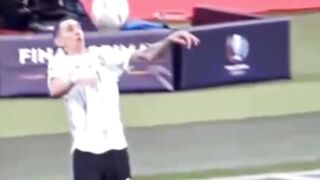 Di María sempat-sempatnya memantau seluruh lapangan waktu bola berputar di kepalanya ????