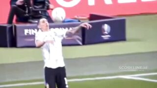 Di María sempat-sempatnya memantau seluruh lapangan waktu bola berputar di kepalanya ???? 2
