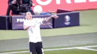 Di María sempat-sempatnya memantau seluruh lapangan waktu bola berputar di kepalanya ???? 3