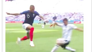 ???? Menurut kalian, apakah Mbappé muda adalah salah satu talenta terbaik yang pernah muncul di Piala Dunia?