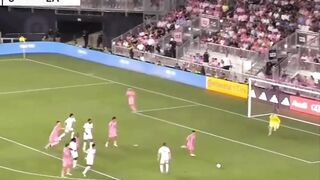 Video ini menyoroti kemiripan yang luar biasa antara dua gol sepak bola yang menakjubkan,
