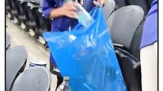 Alasan mengapa penggemar Jepang membersihkan stadion