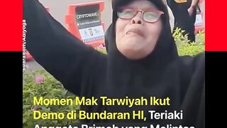 Seorang emak-emak yang dikenal sebagai Mak Tarwiyah kembali terlihat dalam aksi demonstrasi mahasiswa di kawasan Jakarta Pusat