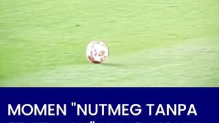 Alih-alih menyentuh bola, ia dengan sengaja membiarkan bola bergulir melewati sela-sela kaki Marcelo yang sedang bergerak maju.
