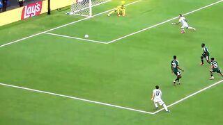 aksi penyelamatan kiper arab saudi melawan uruguay
