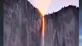 ​Fenomena ini dikenal sebagai “Firefall Yosemite