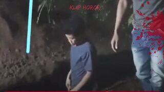 Warga Asyik Gali Kuburan Malam Hari, Gak Sadar Diintai 'Mbak Kunti' dari balik pohon