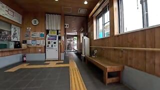 A friendly cat at the ticket counter made the waiting time a relaxing experience.