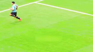 Ketika Suárez mempermalukan bek lawan tanpa menggigitnya ????