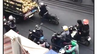 Sebuah video beredar memperlihatkan Aksi Pengendara