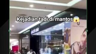 Seorang pri membawa pis4u kebuah Mall