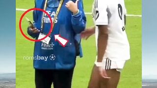 Coba bayangkan sekelas Mbappe aja bisa kena trauma sedalam ini karena cinta... ????