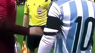Pria yang tersenyum di tengah klip ini Pria paling beruntung 3