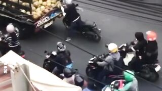 Niat Nyolong Kelapa Berujung Nyungsep Sama Motor