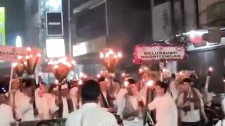 Seorang peserta atraksi sembur api mengalami