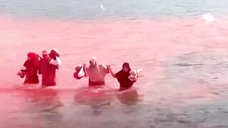 Di tengah jembatan yang putus akibat banjir ????, siswa SD di Aceh Barat tetap semangat berangkat ke sekolah ????????