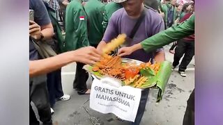Wujud Nyata Dari Rakyat Untuk Rakyat! Momen Haru Bapak Penjual Makanan Bagikan Dagangan Gratis ke Mahasiswa Demo