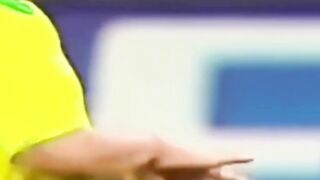 Hari di saat Ronaldinho menyelamatkan rivalnya dari 'rudal' Roberto Carlos ????