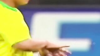 Hari di saat Ronaldinho menyelamatkan rivalnya dari 'rudal' Roberto Carlos ???? 2