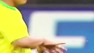 Hari di saat Ronaldinho menyelamatkan rivalnya dari 'rudal' Roberto Carlos ???? 3