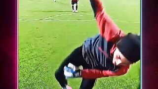Kiper Ini Benar-benar Gila ????????