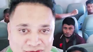 উড়ন্ত বিমানে সিগারেট ধরিয়েছে এক যুবক