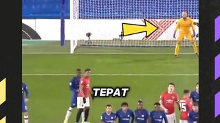 Logikanya, berdiri di tengah gawang bakal bikin kiper lebih mudah menjangkau kedua sudut