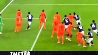 kecerdasan sepak bola di baliknya.