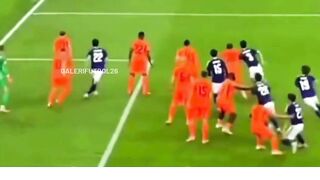 kecerdasan sepak bola di baliknya. 2