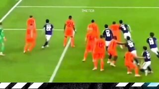kecerdasan sepak bola di baliknya. 3