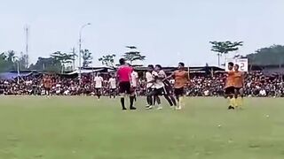 Tawuran antar pemain dan suporter bola