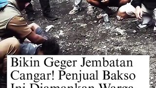 Bikin Geger Jembatan Cangar! Diduga Mabuk dan Depresi, Penjual Bakso Berontak Sampai Kesurupan Saat Diselamatkan