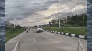 POV kena tampar rambut gondrong tiap belokan. Ini boncengan apa keramas gratis?? #Gondrong #Lucu #Fyp