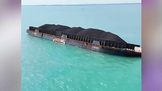 Waduh! Niat Kirim Batu Bara, Kapal Tongkang Bocor Ini Malah Bikin Pantai Pangandaran Berubah Jadi "Kopi Hitam" Raksasa