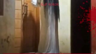 Sosok Putih di Depan Rumah