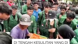???? Bukan Orang Kaya, Tapi Hatinya Kaya: Aksi Mulia Penjual Sate Ini Menginspirasi