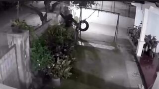 ???? Terekam CCTV! Aksi Pelaku pencurian hanya memakai sempak di Karawang Bikin Warga Heboh ????????
