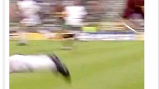 Dia membuat dunia jatuh cinta pada keindahan sepak bola.