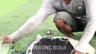 Fungsi asli karet hitam di lapangan sepak bola!????